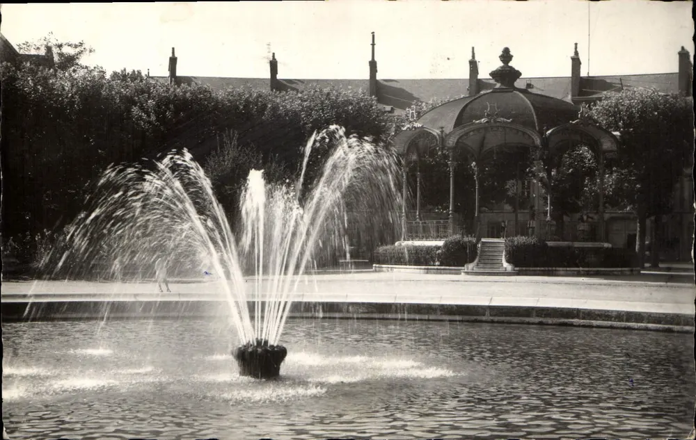 Dijon (Côte-d'Or) — Place Wilson — Der Wasserstrahl — Edition E. Prolet - Vorderseite