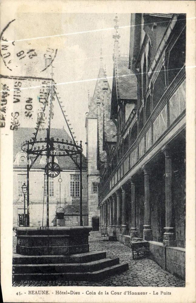 Beaune - Hôtel-Dieu - Ecke der Cour d'Honneur - Der Brunnen - Vorderseite
