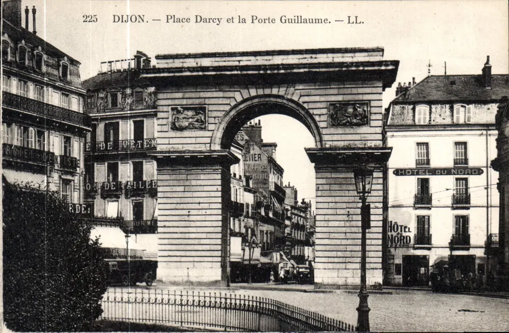 Dijon — Place Darcy und die Porte Guillaume — LL. - Vorderseite