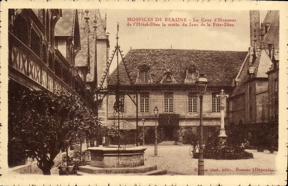 Hospices von Beaune - Die Cour d'Honneur des Hôtel-Dieu am Morgen des Tag des Heiligen Geistes - Vorderseite