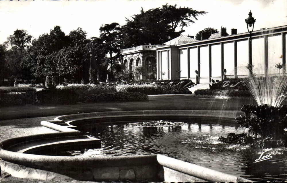 Jardim de Rennes — vista da fonte e do edifício — Loïc, editor - Frente