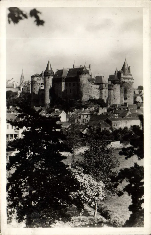 Vitré (Ille-et-Vilaine) — Ansicht des Schlosses — Art Edition Belfranc, Paris-Caen - Vorderseite