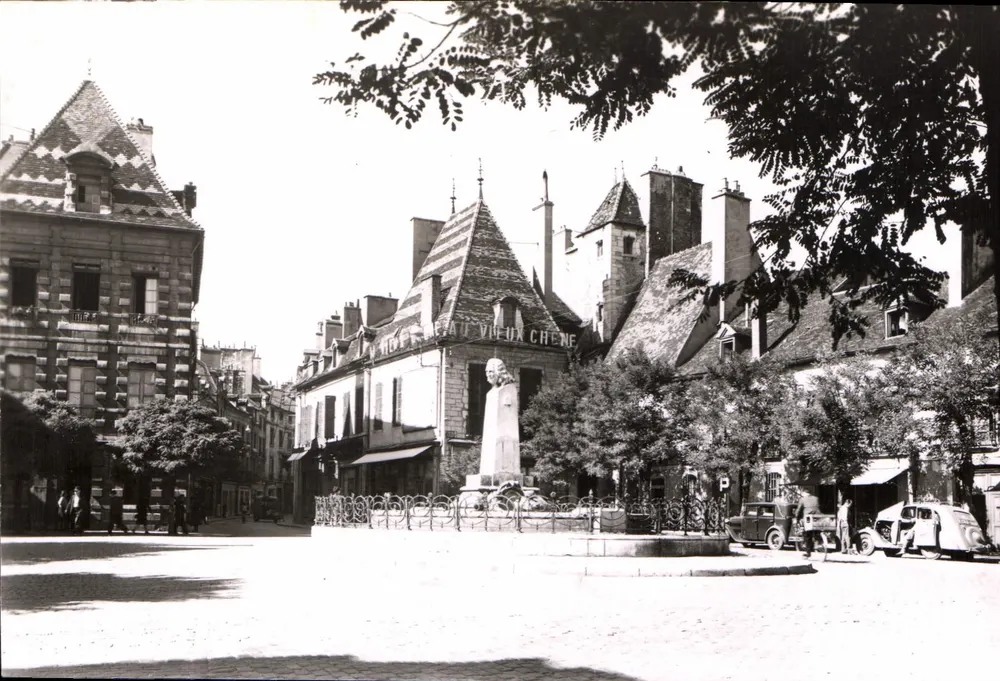 Place des Cordeliers — Dijon (Côte-d'Or) — Éditeur E. PROIET, n° 2042 - Vorderseite