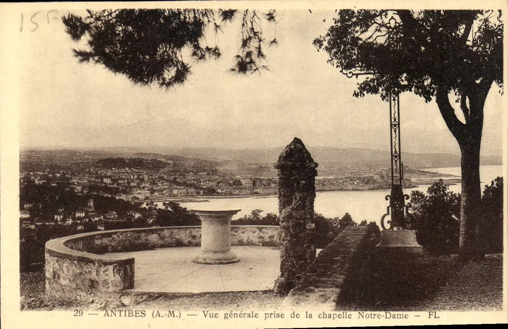 Antibes (A.M.) — Allgemeine Ansicht vom Notre-Dame-Gotteshaus — FL - Vorderseite