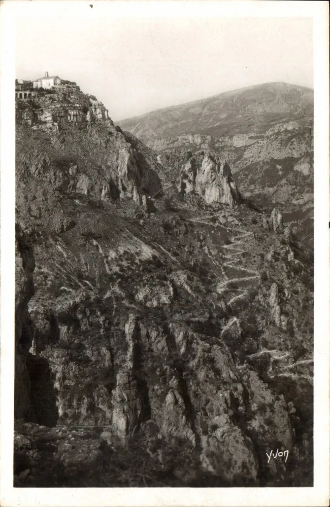 Corges du Loup — aldeia pitoresca situada no topo da montanha (alt. 760 m.) — Yvon - Frente