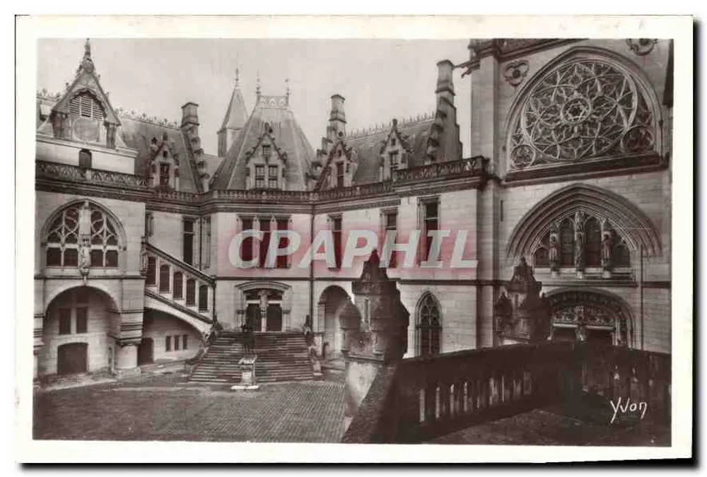 Château de Pierrefonds — La Cour d'Honneur — Édition d'Art YVON, Paris - Frente