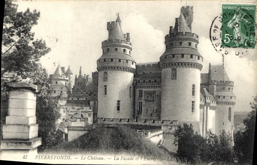 Pierrefonds — Il Castello — La Façade e l'Ingresso — LL - Recto