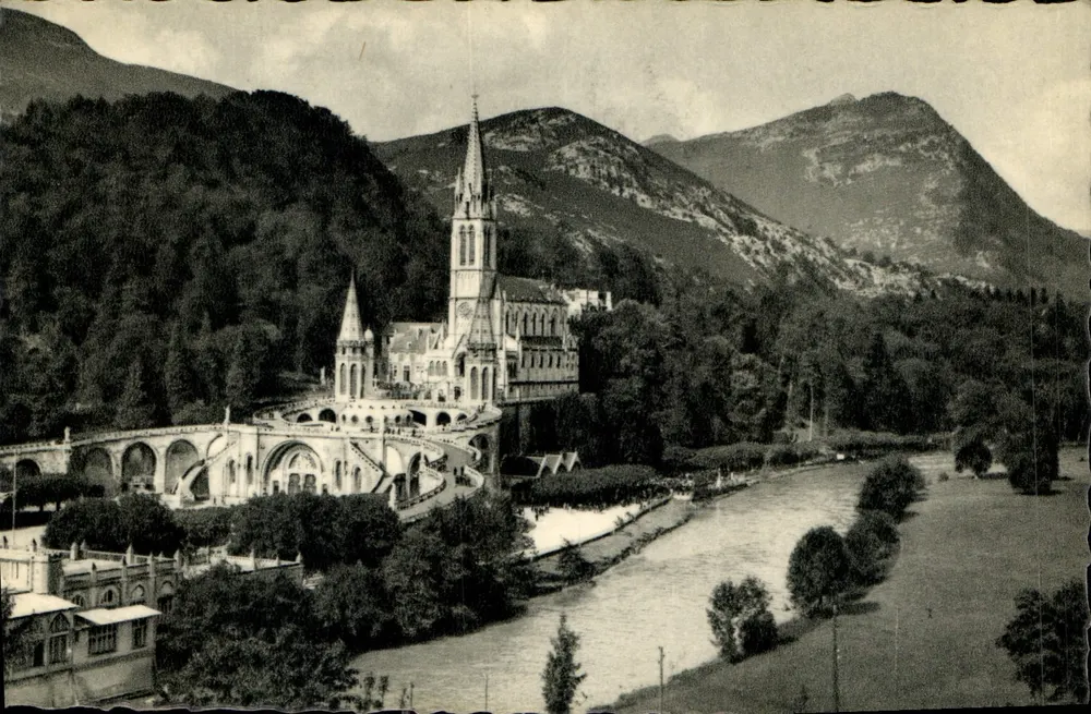 Lourdes — A Basílica e o Gave — editor não identificado, n° de série 65 - Frente