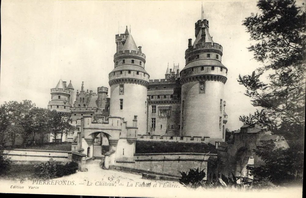 Pierrefonds — O Castelo — A Fachada e a Entrada — Edição Varin - Frente