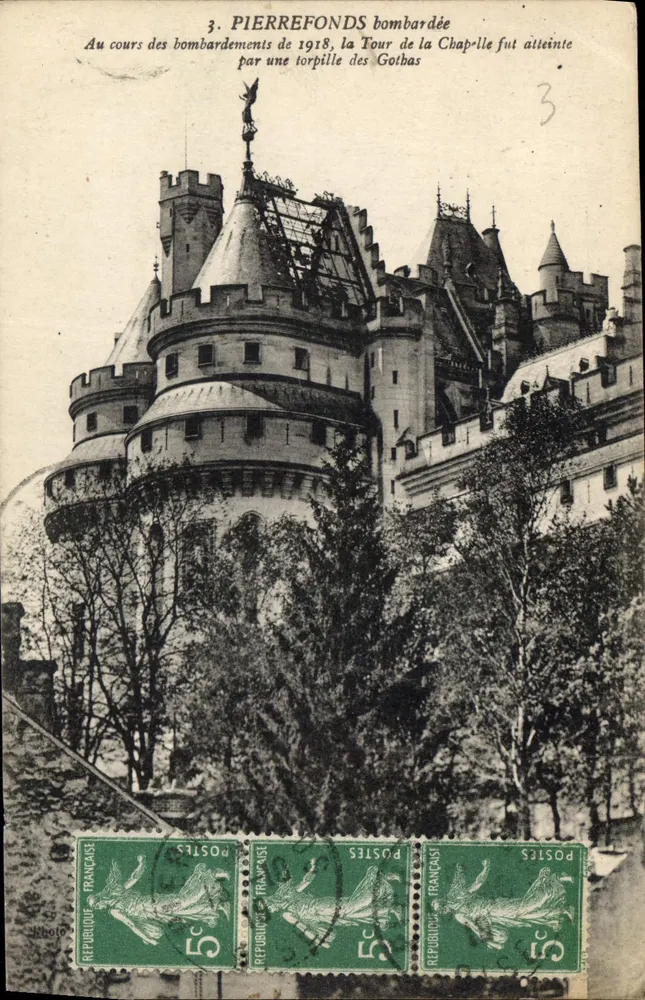 Pierrefonds bombardiert — Turm der Kapelle von einer Gotha-Torpedobombe 1918 getroffen — Foto - Vorderseite