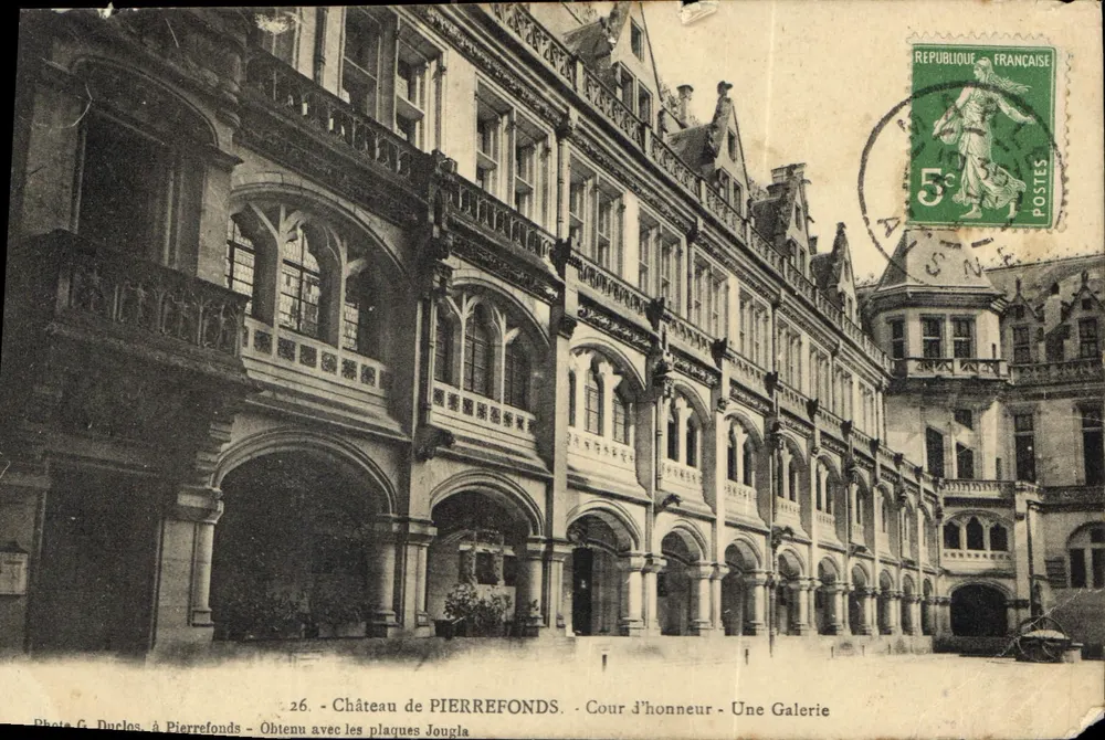 Schloss PIERREFONDS — Cour d'honneur - Eine Galerie — Foto G. Durlos, in Pierrefonds - Vorderseite