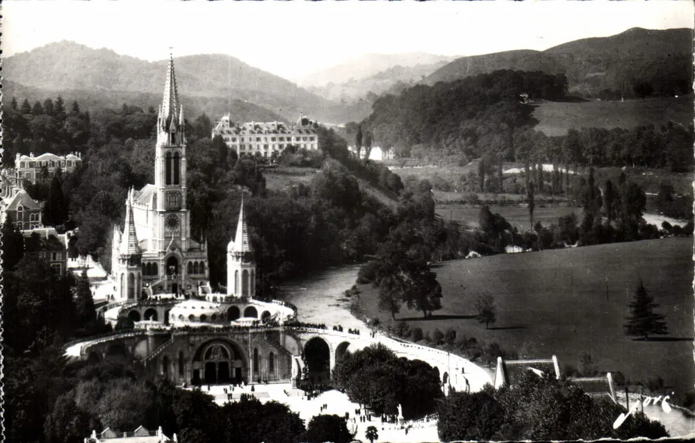 Lourdes — Die Basilika und der Gave de Pau — Edition Jove Pau, Nr. 421 - Vorderseite