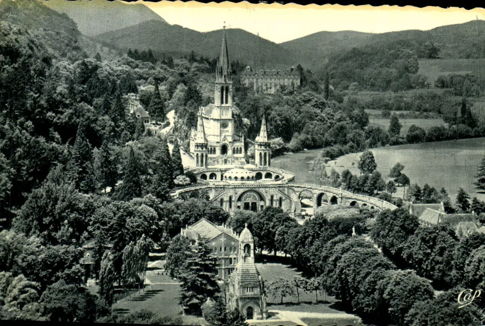 Lourdes — La Basilica e il Monumento interalleato — Cap - Recto