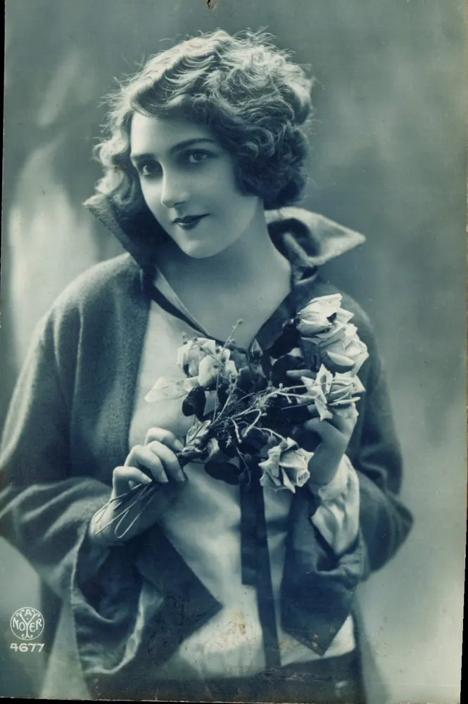 Jovem mulher com casaco segurando um buquê de rosas — Atelier Noyer, n° 4677 - Frente