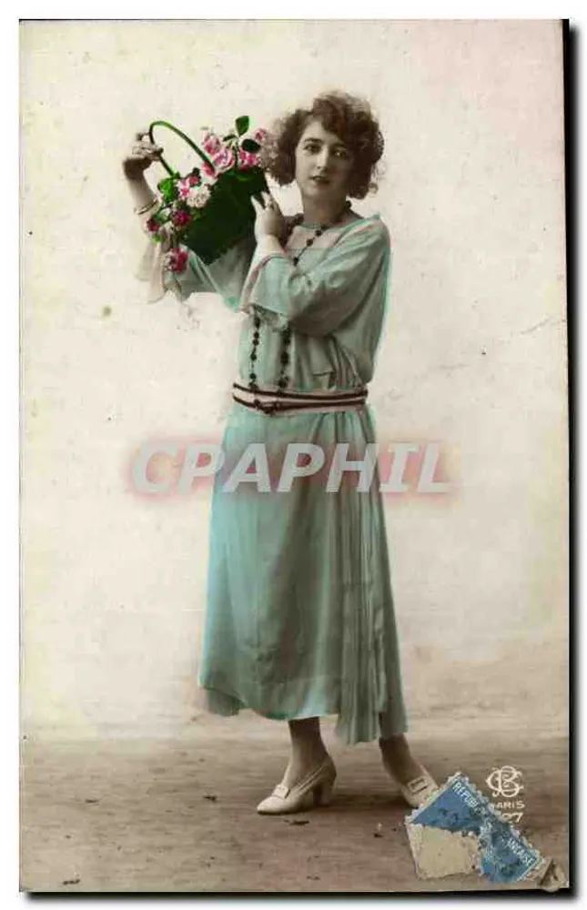 Jovem mulher em vestido azul claro segurando um cesto de flores — editor Paris, n° 27 - Frente