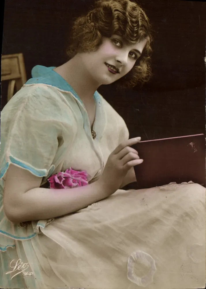 Jovem mulher com vestido claro — retrato — Léo 362 - Frente
