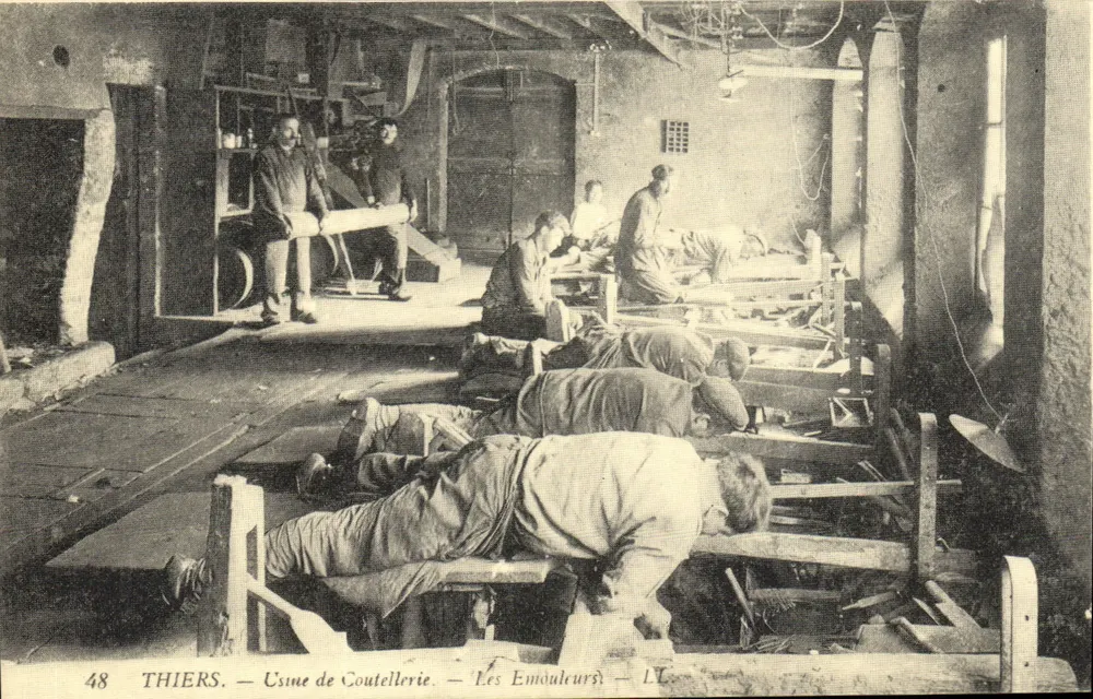 Thiers — Fábrica de Cutelaria — Os Emouleurs — n°48 - Frente