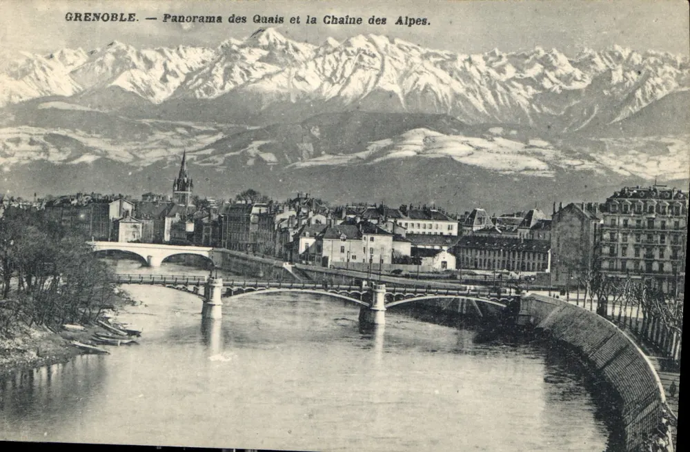 Grenoble — Panorama der Quais und der Alpenkette. - Vorderseite