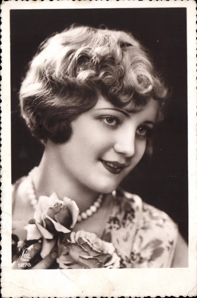 Jovem mulher sorridente — retrato — Léo Paris n°5276 - Frente