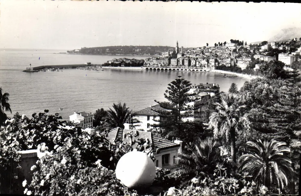 Menton (A.-M.) — Allgemeiner Blick — Im Hintergrund, Cap-Martin — Wiederverwendbare Fotografie — Reproduktion verboten - Vorderseite