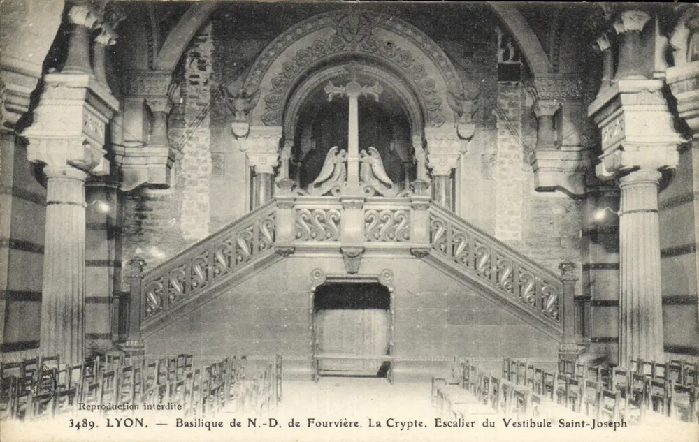 Basilika N.-D. de Fourvière — Die Krypta. Treppenhaus des Vestibüls Saint-Joseph — Lyon - Vorderseite