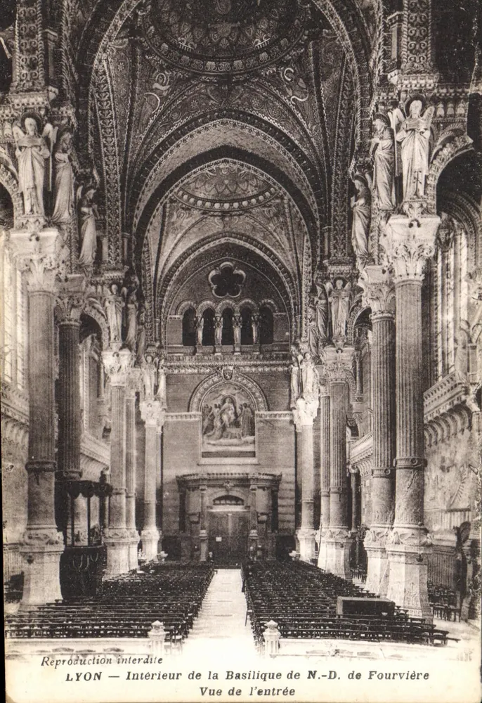 LYON — Innenansicht der Basilika N.-D. de Fourvière — Blick auf den Eingang - Vorderseite
