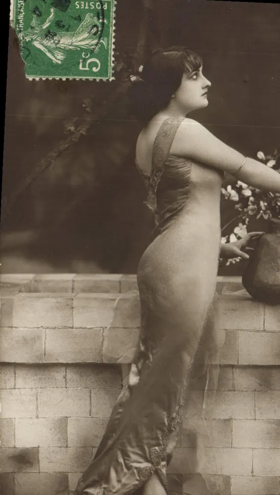 Mulher em vestido de festa — pose ao ar livre — editor não identificado - Frente