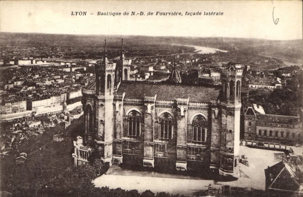 LYON — Basílica de N.-D. de Fourvière, fachada lateral — n° de série 6 - Frente