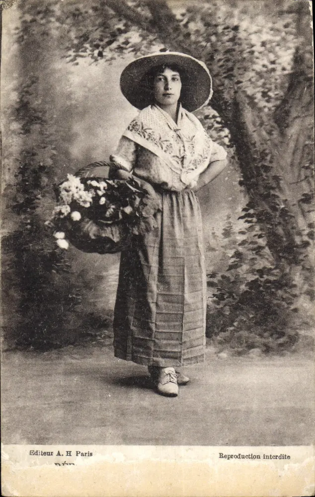 Jovem mulher com chapéu de borda larga — segurando um cesto de flores — Editor A. H. Paris - Frente