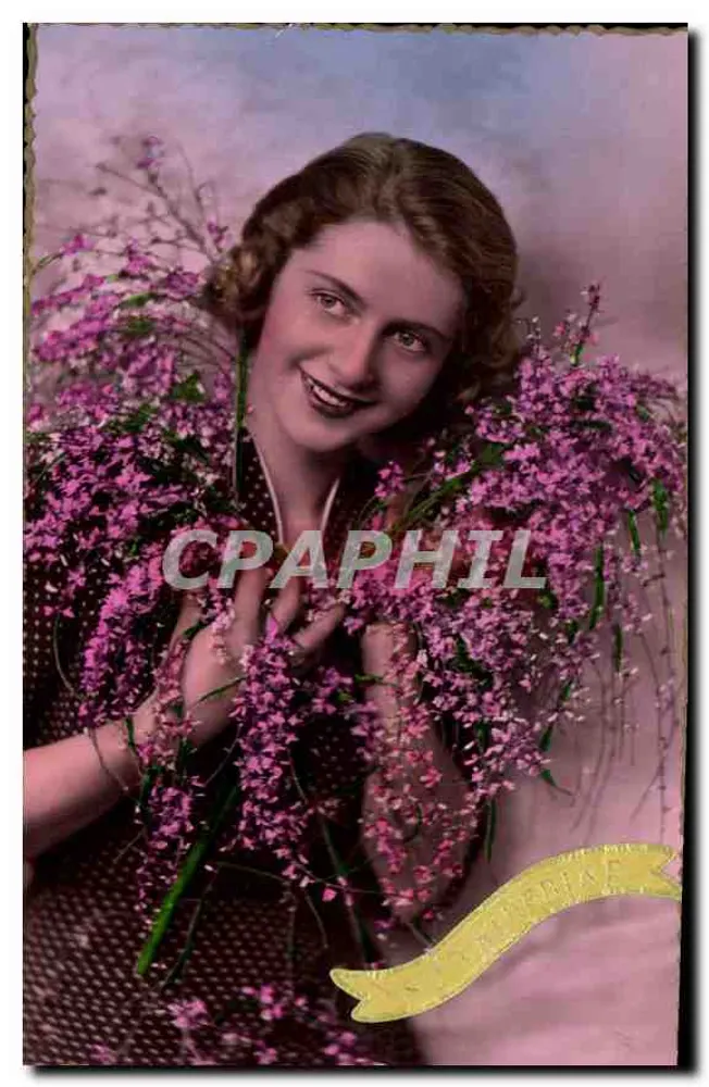 Jovem mulher sorridente — cercada de flores violetas — Veritable Photo au Bronure, Série 563 - Frente
