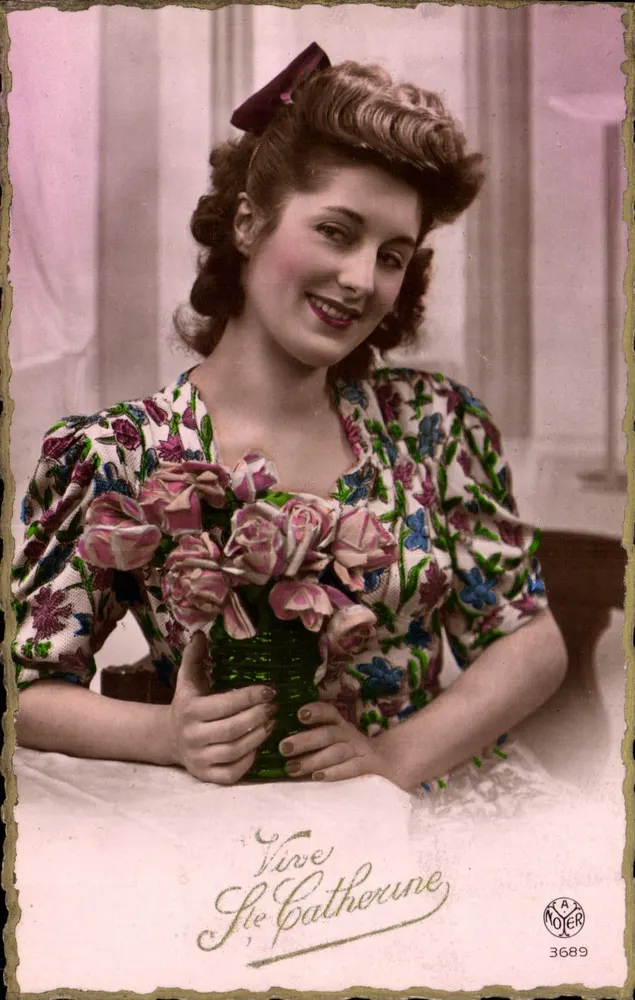 Jovem mulher sorridente — com buquê de rosas — editor RAY MOYER n° 3689 - Frente