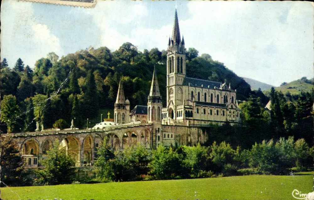 Lourdes (Hautes-Pyrénées) — Ansicht der Basilika von der Seite der Grotte — Cimago - Vorderseite