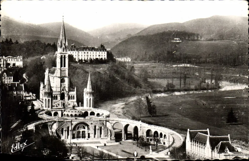La Basilique vue du Château-Fort — Lourdes — Éditeur Edlux - Recto