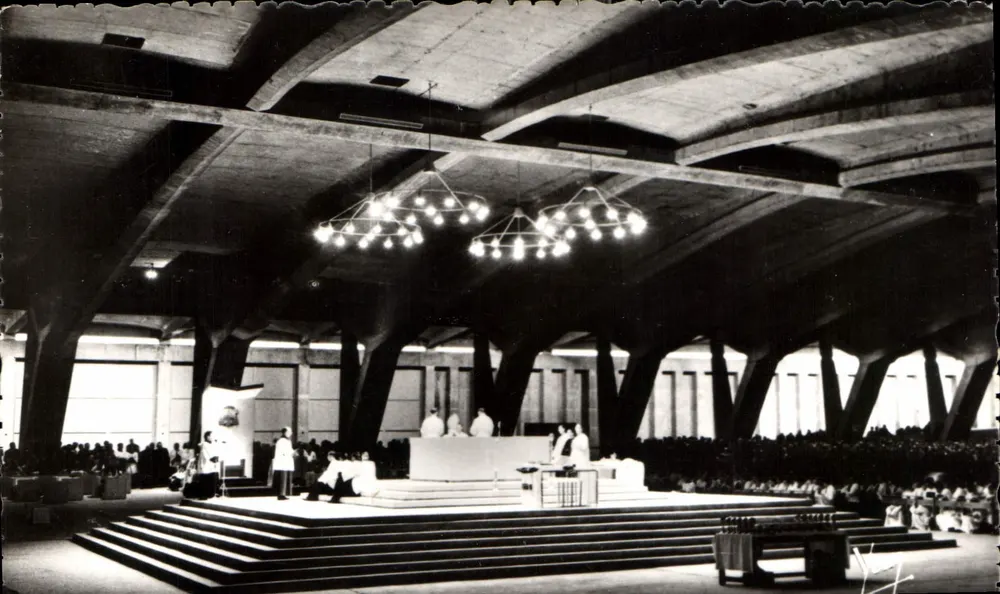 A Basílica Subterrânea São Pio X — Centro Mundial de Pelerinagem — Edição Quinault, Lourdes - Frente