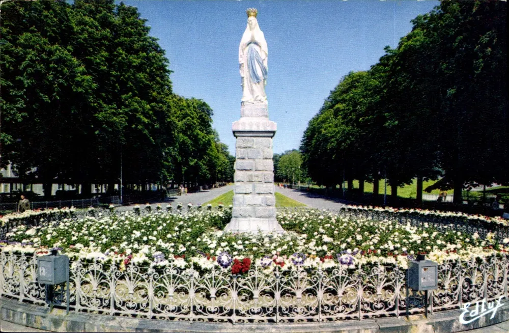 Lourdes — De Kruisende Maagd — Uitgave A. Doucet, Lourdes - Voorkant