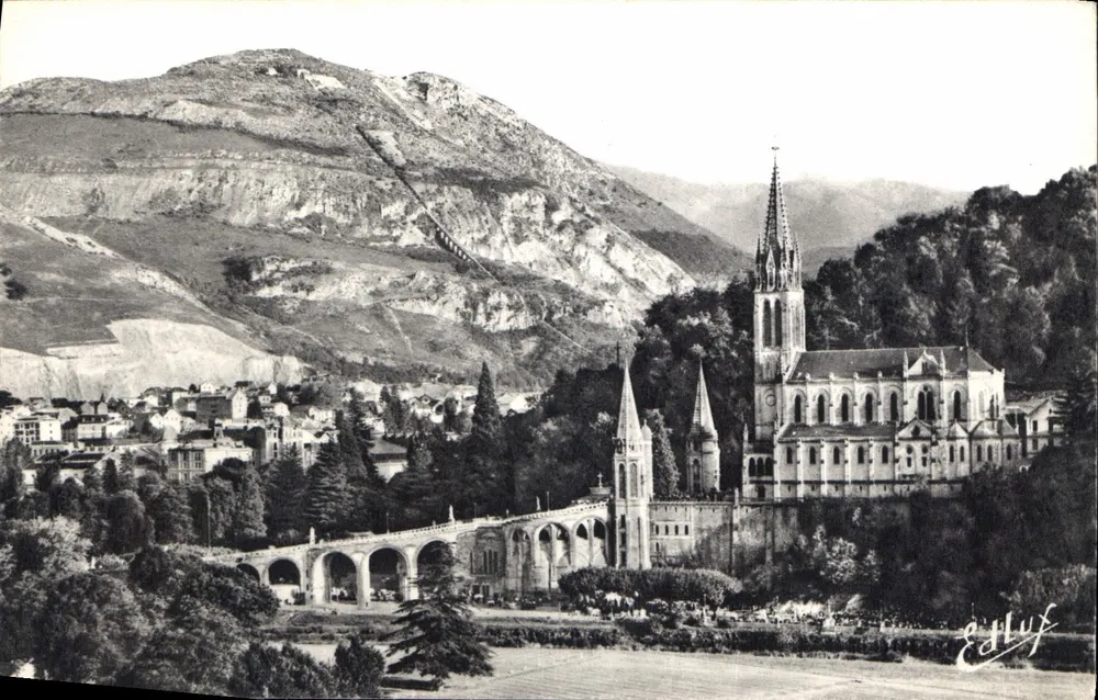 Lourdes — A Basílica e o Pic du Jer — Édition P. Doucet, Lourdes - Frente