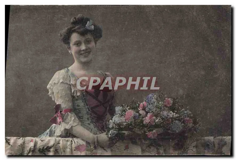 Mulher jovem sorridente — com buquê de flores — editor C.A. Paris - Frente