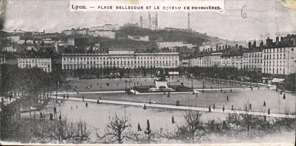 Lyon — Place Bellecour et le Coteau de Fourvières — éditeur non identifié, n° de série 6 - Vorderseite