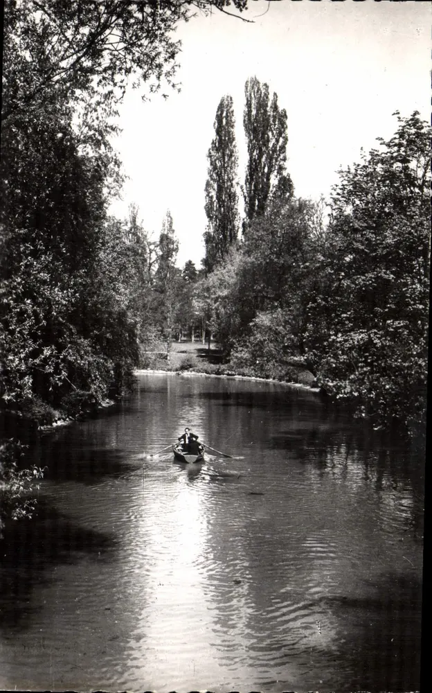 Kanal z drzewami — dwie osoby na łódce — wydawca VICTOR-HUGO LYON - Awers