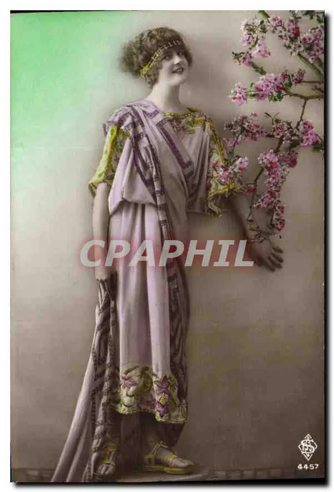 Jovem mulher em vestido oriental — sob cerejeiras em flor — n° 4457 - Frente
