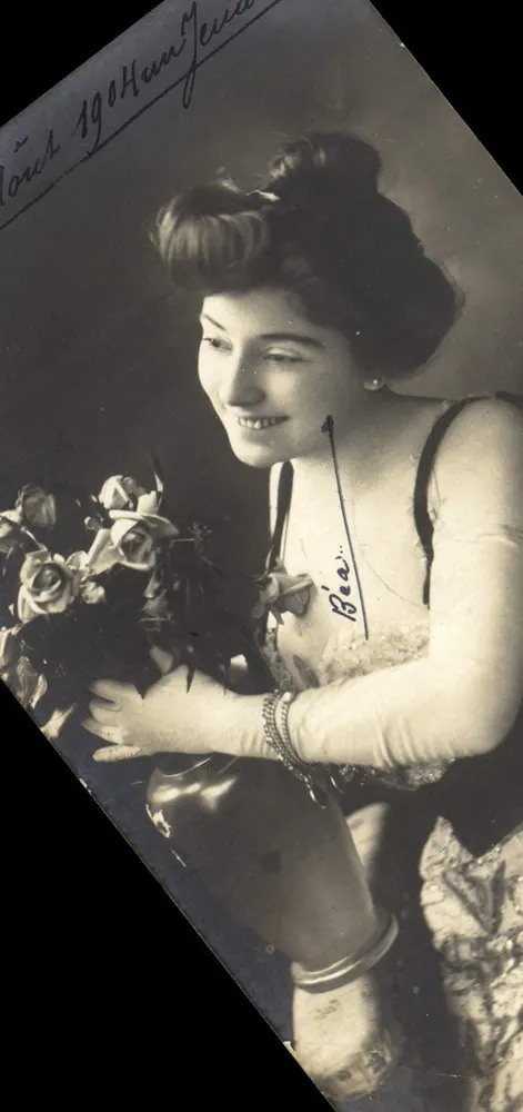 Jeune femme souriante — avec bouquet de roses — éditeur non visible - Frente