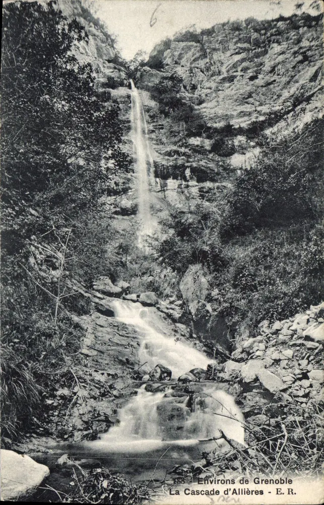 A Cachoeira de Allières — Arredores de Grenoble — E. R. - Frente
