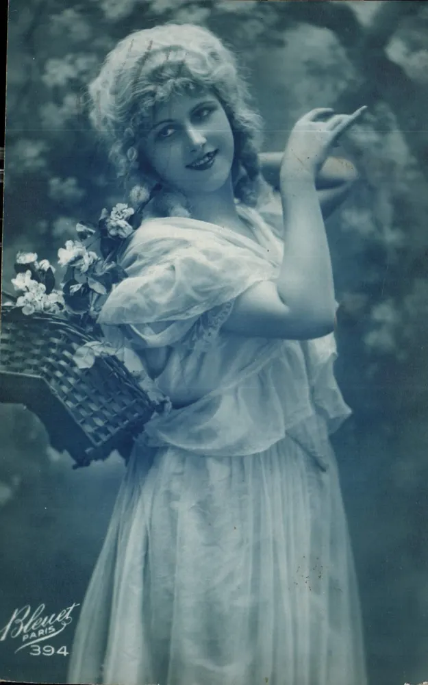 Jovem mulher em vestido branco segurando um cesto de flores — Béluet Paris 394 - Frente