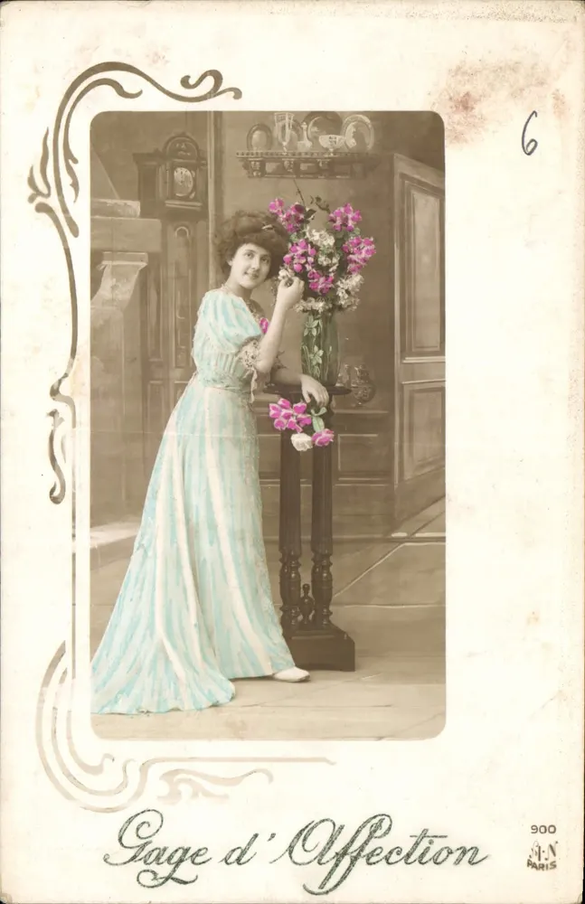 Mulher em vestido azul segurando flores — Gage d’Affection — S.N. PARIS n° 900 - Frente
