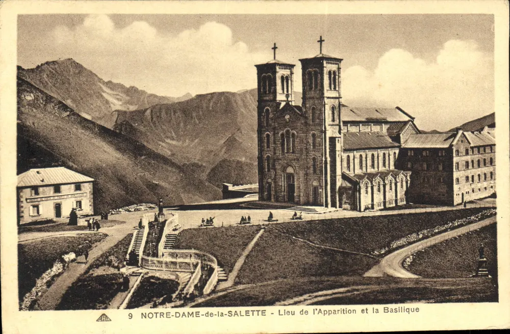 NOTRE-DAME-de-la-SALETTE - Ort der Erscheinung und die Basilika - Vorderseite