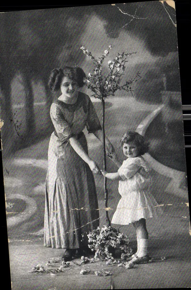 Madre e figlio piantando un albero — fotografia — editore non identificato - Recto