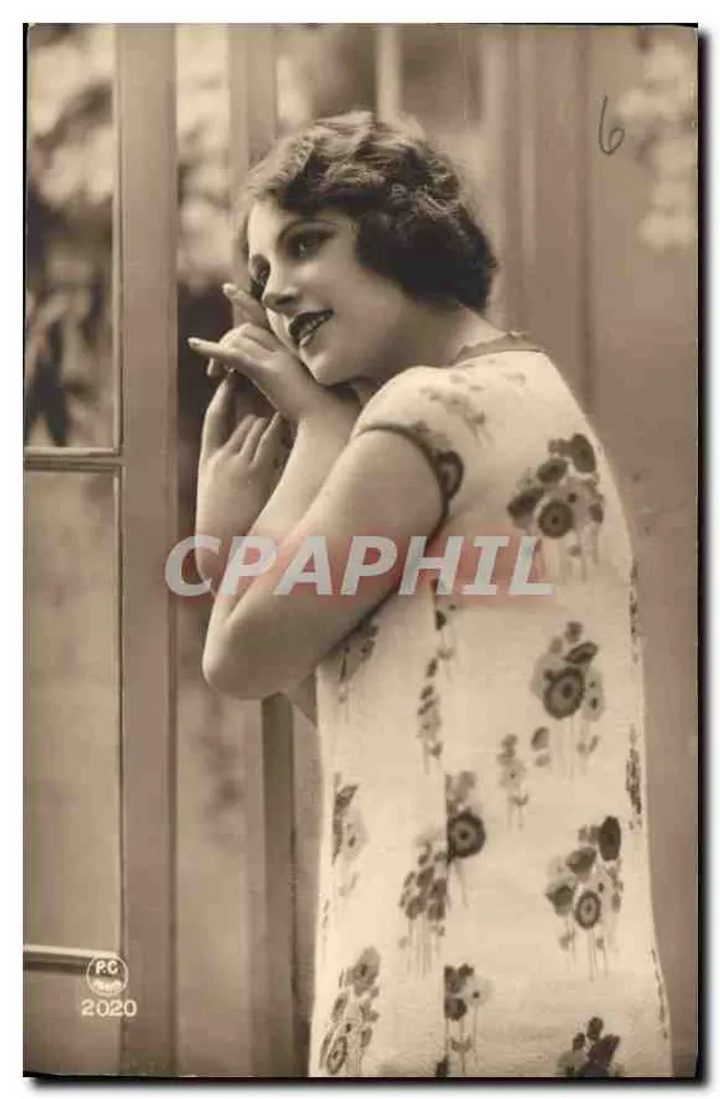 Jovem mulher em vestido com motivos florais — P-C Paris — n°6 - Frente