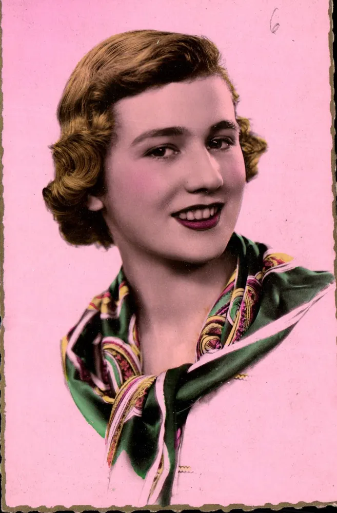 Mulher jovem sorridente — retrato — CPHAPHIL - Frente