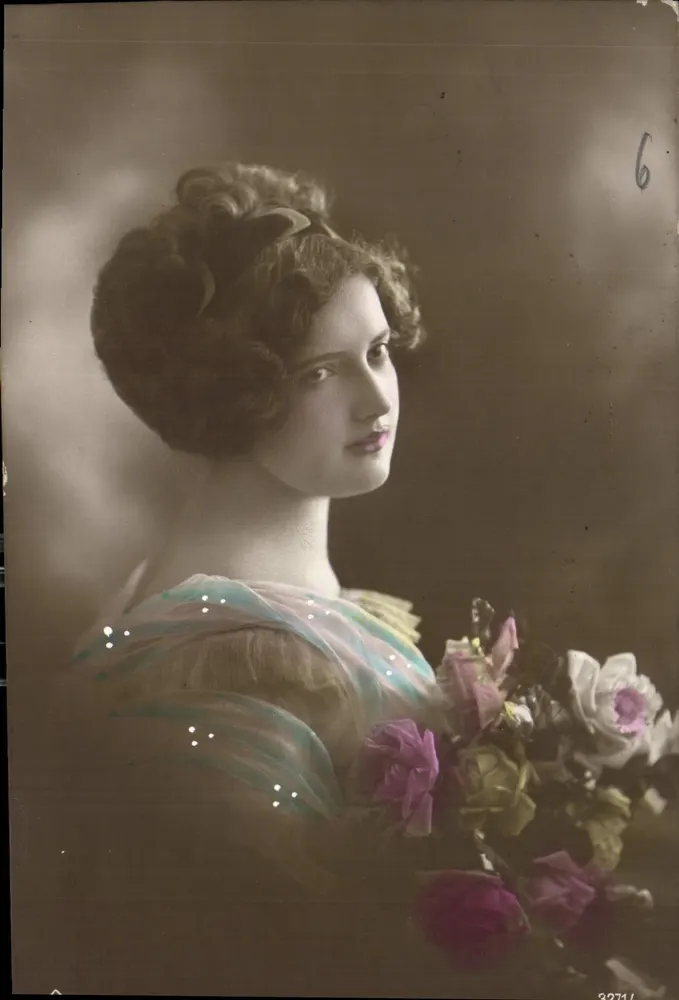 Jovem mulher em vestido decorado — retrato — editor desconhecido, n° 32711 - Frente