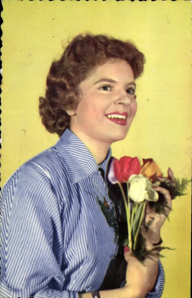 Mulher sorridente segurando um buquê de tulipas — série 526 - Frente